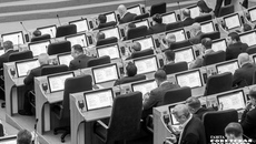 Депутаты Законодательного собрания единогласно поддержали законопроект об областном бюджете на будущий год в первом чтении, но ко второму чтению предстоит подготовить поправки, и их будет немало. Фото: Андрей Заржецкий