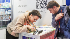Участники выставки могли посмотреть на работу интерактивных площадок и принять участие в их работе. Взаимодействие школьников и их родителей со студентами и преподавателями на практике помогает сделать верный выбор будущей профессии. Первая выставка образовательных учреждений прошла в 1993 году. Ее посетили всего 13 человек. На форуме этого года только преподавателей было около тысячи. Фото: Андрей Заржецкий