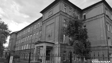 «Журавушка» представляет собой четырехэтажное здание с подвальным помещением 1938 года постройки, общей площадью 3403 квадратных метра и фактической наполняемостью 734 учащихся. Фото: Светлана Фролова
