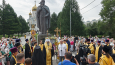 После Божественной литургии в Свято-Владимирском храме православные христиане прошли крестным ходом к памятнику святому князю Владимиру в Троицкий сквер. Фото: nskmi.ru