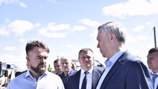 Рабочее совещание с местными властями, подрядчиками, областными законодателями, отраслевыми министрами глава региона традиционно проводит на месте событий — на объекте строительства или промплощадке. Когда все действующие лица вместе. Вопрос — ответ, проблема — решение или как минимум задание найти алгоритм решения. Фото: nso.ru