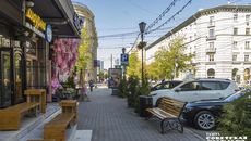 Улица Ленина — излюбленное место прогулок жителей города и туристов. Несмотря на протесты автомобилистов и продолжающий ездить здесь транспорт, территория все больше и больше приближается к подобию пешеходной зоны. Так может, не мешать этому процессу, а помочь ему? Фото: Андрей Заржецкий