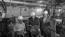 Министр науки и инновационной политики региона Вадим Васильев проинспектировал стройку: монтаж оборудования ведется параллельно со строительными работами. Фото предоставлено Александрой Малыгиной