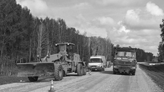 Несмотря на переменчивую погоду, дорожники очень спешили, чтобы завершить этот важный объект до наступления осенней распутицы. Фото: nso.ru