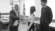 Счастливый миг: Наталья и Николай Смирновы получают долгожданный сертификат на покупку собственного жилья. Фото: bagan.nso.ru