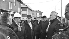 До конца года в Татарске сдадут в эксплуатацию пять многоквартирных домов для сирот и бюджетников — строители работают с опережением графика. Фото: nso.ru