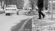 Напомним, в причинах появления пыли в Новосибирске и ее опасности для горожан разбирались ученые Сибирского отделения РАН и СГУПСа. В частности, в 2018 году их выводы говорили о том, что пылевая нагрузка вблизи автомагистралей в 80–100 раз превышает допустимый уровень. Изучили тогда и состав «новосибирской пыли»: 50 процентов — песко-соляная смесь, «которую разбрасывают в зимний период», второй по значению источник пыли — это износ дорог. Грунт из частного сектора и со строек тоже есть, но незначителен в составе. Фото: Андрей Заржецкий
