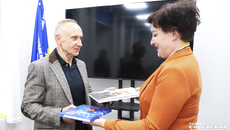 Символический обмен книгами. На фото: первый вице-спикер регионального парламента Андрей Панфёров и руководитель ИД «Советская Сибирь» Наталья Шрейтер. Фото: Андрей Заржецкий