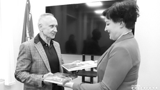 Символический обмен книгами. На фото: первый вице-спикер регионального парламента Андрей Панфёров и руководитель ИД «Советская Сибирь» Наталья Шрейтер. Фото: Андрей Заржецкий