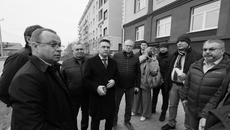 Первый вице-губернатор Юрий Петухов лично проинспектировал стройплощадку — возведение новой поликлиники в Колывани должно завершиться в ноябре. Фото: nso.ru