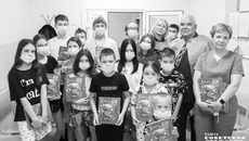 Александр Барсуков, депутат Законодательного собрания Новосибирской области (на фото второй справа): «Мы дарим книгу, чтобы вы ее прочитали и это помогло выздороветь. Но вы и сами можете писать рассказы, стать авторами. Если после прочтения у вас возникнет желание, мы готовы издать продолжение. Над этим можно поработать. Это неординарный проект, который, безусловно, имеет положительный эффект. Истории помогут вам посмотреть на жизнь с оптимизмом. Поправляйтесь, чтобы потом приносить пользу родному городу, области и стране». Фото: Андрей Заржецкий