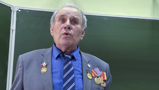 Накануне праздника Александр Андреевич Воропаев провел в школах Колывани Уроки мужества, посвятив беседы с детьми Знамени Великой Победы. «Имел честь и счастье и воочию увидеть, и прикоснуться к знамени вместе с молодежью», — говорит автор. На фото у Знамени Победы в почетном карауле — лучшие ученики. И директор школы Ольга Мельникова.