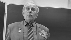Накануне праздника Александр Андреевич Воропаев провел в школах Колывани Уроки мужества, посвятив беседы с детьми Знамени Великой Победы. «Имел честь и счастье и воочию увидеть, и прикоснуться к знамени вместе с молодежью», — говорит автор. На фото у Знамени Победы в почетном карауле — лучшие ученики. И директор школы Ольга Мельникова.