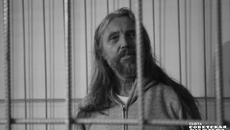 Община Виссариона и его дело прогремели на всю страну, объединение еще известно как «Город Солнца». Помимо Торопа, к длительным срокам заключения приговорены другие руководители общины — Владимир Ведерников и Вадим Редькин. Последний был известен в свое время как музыкант, играл вместе с шоуменом Бари Алибасовым, о своем уходе в общину в конце 80-х рассказывал в собственных постах в соцсетях, а ныне суд признал его виновным с наказанием в 12 лет заключения. Фото: архив ИД «Советская Сибирь»