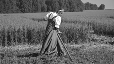 Косить траву не триммером, а традиционной русской литовкой — занятие весьма непростое. Делать это в русском сарафане до пят и кокошнике еще сложнее. Но сибирским красавицам все нипочем. Фото: sport.nso.ru