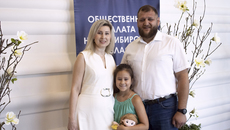 Для Алексея и Ирины Харитоновых приглашение на церемонию вручения медали «Достойная семья» стало неожиданным. На мероприятие их сопровождала дочь Оля. Фото: op.nso.ru