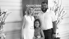 Для Алексея и Ирины Харитоновых приглашение на церемонию вручения медали «Достойная семья» стало неожиданным. На мероприятие их сопровождала дочь Оля. Фото: op.nso.ru