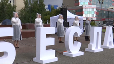 В память о жертвах терактов, среди которых одним из самых страшных остается захват заложников в Беслане, в Новосибирске были зажжены свечи, проведена минута молчания. Изображение: otstv.ru