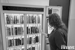 Чтобы книгомат стал для вас «открытой книгой», достаточно иметь карточку библиотеки и уметь манипулировать сенсорным экраном. Фото: Светлана Фролова
