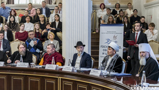 Люди разных национальностей и конфессий могут найти общий язык, если у них есть такое желание. И научить своих детей жить в мире и дружбе. Фото: Андрей Заржецкий