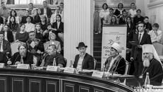 Люди разных национальностей и конфессий могут найти общий язык, если у них есть такое желание. И научить своих детей жить в мире и дружбе. Фото: Андрей Заржецкий