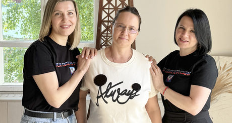 Активисты канала «НСК СВОИХ НЕ БРОСАЕМ» (слева-направо) Елена Берш, Ялина Косолапова и Анна Шахурина удостоены нагрудного знака «За содействие специальной военной операции». Он утвержден мэрией города Новосибирска. Фото: предоставлено Анной Шахуриной