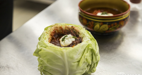 Сибирские ресторации готовы превзойти самих себя, чтобы удивить туристов: аутентичная кухня — одна из фишек меню. Шеф-повара часто обращаются к истокам: собрание блюд, «сочиненных» в деревнях Новосибири — кладовая вкусов и совершенно точно укладывается в модный тренд на здоровую и полезную еду. Фото: архив ИД «Советская Сибирь»