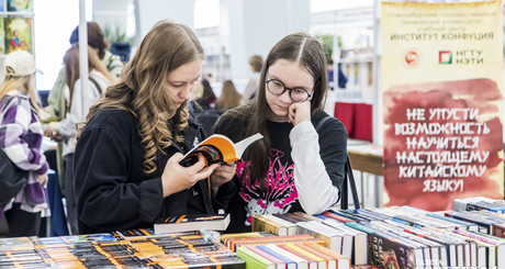 В этот уикенд в ГПНТБ можно будет не только познакомиться с последними книжными новинками, но и встретиться с известными литераторами, посетить мастер-классы, поучиться каллиграфии. Фото: архив ИД «Советская Сибирь»