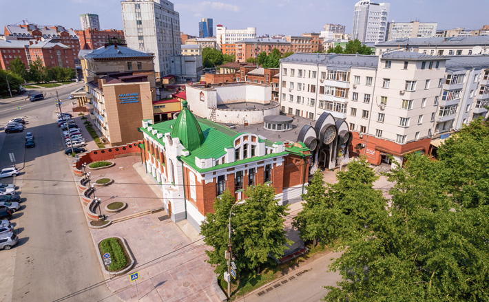 На днях стало известно, что прилегающая к областному театру кукол территория готовится к реконструкции. Переосмысление пространства будет проведено накануне IV Международного фестиваля театров кукол «ПЕРЕКРЕСТОК», принимающей стороной которого в июне 2026 года выступит столица регио­на. Проект реализуется совместно с некоммерческой организацией «Большой Новосибирск» при поддержке министерства культуры Новосибирской области и мэрии Новосибирска. Фото: Сергей Ветров