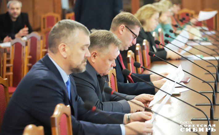 Принятие бюджета региона — дело непростое, особенно если приходится от чего-то отказываться. Но что-то урезать придется, ведь необходимо выдержать баланс между доходами и расходами. Фото: Андрей Заржецкий