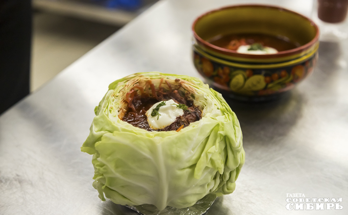 Сибирские ресторации готовы превзойти самих себя, чтобы удивить туристов: аутентичная кухня — одна из фишек меню. Шеф-повара часто обращаются к истокам: собрание блюд, «сочиненных» в деревнях Новосибири — кладовая вкусов и совершенно точно укладывается в модный тренд на здоровую и полезную еду. Фото: архив ИД «Советская Сибирь»