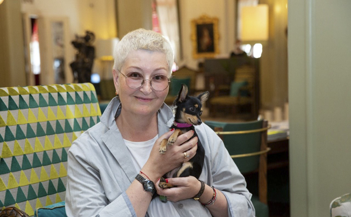 Практически неизменно с писательницей ее «помощница» — собака Кристи. Даже в поездках по стране, на съемках авторской программы «Мой герой» для ТВЦ они не разлучны. Фото: личный архив Татьяны Устиновой