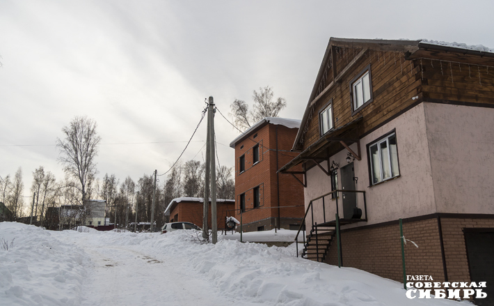 Улица Героя Советского Союза Александра Анцупова в Дзержинском районе только начинает строиться, таблички с названием улицы и номерами домов здесь еще не успели установить. Фото: Андрей Заржецкий