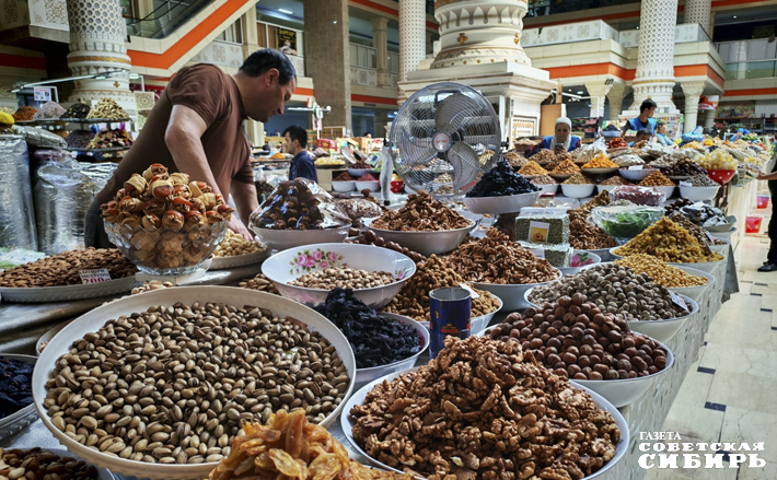 А вот на базаре в столице Таджикистана уже можно найти все, что душе угодно, — по крайней мере, такого количества сухофруктов, специй и разнообразных орехов вы больше не увидите, наверное, нигде. Фото: Светлана Фролова 