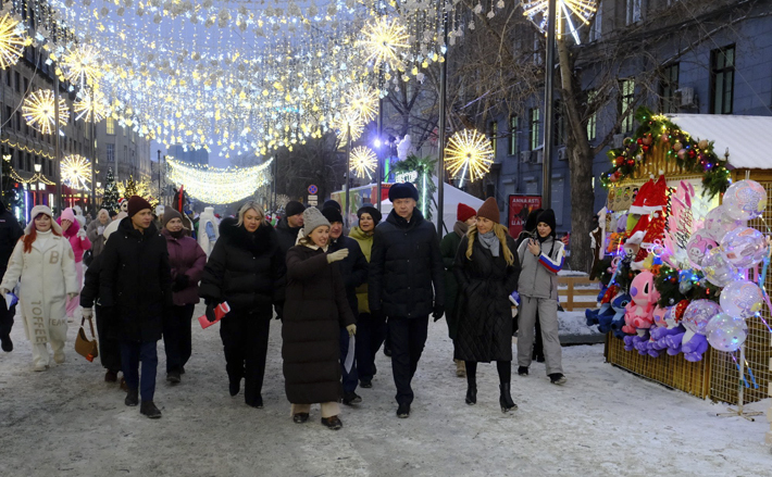 Губернатор Андрей Травников лично убедился: центр Новосибирска уже наряжен к Новому году. Фото: nso.ru