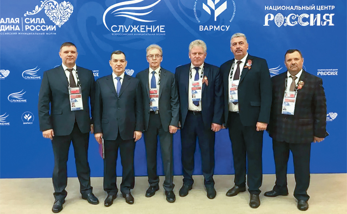 В прошлом году одним из лучших признали проект от нашего региона. Мэр Кольцово Николай Красников, возглавляющий наукоград с 1991 года, вышел в топ-10, обогнав 18 458 участников своей номинации. На фото Николай Григорьевич (третий слева) в составе делегации глав муниципалитетов Новосибирской области на церемонии вручения премий весной 2025 года. Кольцово, кстати, в этом году снова подало заявку на конкурс. Желаем успеха землякам, в том числе другим муниципалитетам, принимающим участие в престижном соревновании. Фото: ТГ-канал Николая Красникова