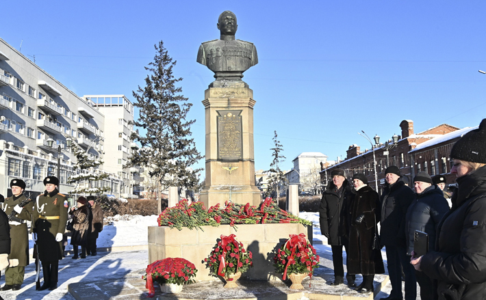 Церемония 9 декабря началась с возложения цветов к бюсту первого трижды Героя Советского Союза, маршала авиации Александра Ивановича Покрышкина. Фото: nso.ru