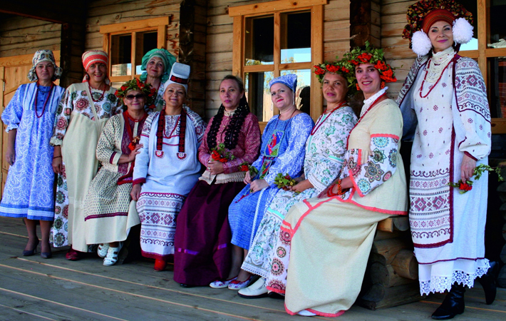 На счету творческого объединения уже семь ярких коллекций: «Бердская рогоза» (на фото), «Я казачка вольная», «Русское узорочье», «Звездный калейдоскоп», «Этнические фантазии», «Победные платья наших бабушек» и «Узелки счастья». Фото: Объединение «Мастерская в стиле ЭТНО»