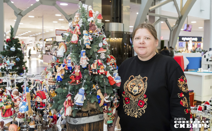 Над украшением лесной красавицы в Музее авиации и космонавтики имени Ю.В. Кондратюка работали сразу несколько мастеров-ремесленников. Среди игрушек на елке есть и работы Алёны Седымовой — космонавты, ракеты, спутники. Фото: Андрей Заржецкий