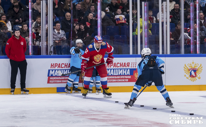 С 11 по 14 декабря в «Сибирь-Арене» прошел Кубок Первого канала — 2025, ежегодный международный турнир по хоккею с шайбой. Мастер-шоу турнира, в котором, кроме маститых спорт­сменов, приняли участие юные хоккеисты, стало ярким событием для болельщиков. Фото: Андрей Заржецкий