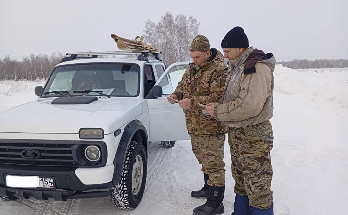 Сегодня Евгений Ярмош не только самостоятельно выполняет задачи, но и помогает готовить новичков. Его опыт особенно важен в борьбе с браконьерами, которые используют современные методы противодействия, включая закрытые каналы связи для отслеживания патрулей. Фото: пресс-служба губернатора и правительства Новосибирской области