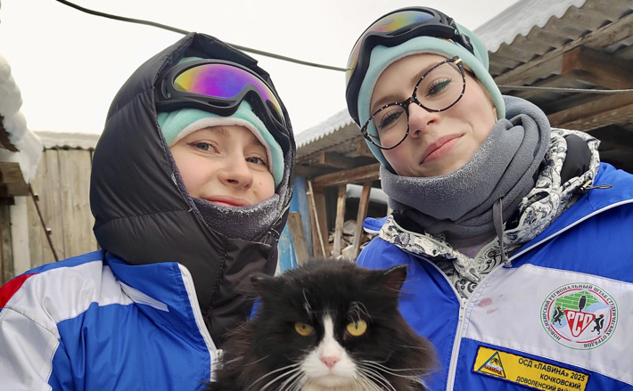 Хвостатый житель села Сергеевка Кыштовского района тоже пожелал вступить в отряд «Лавина» в теплых объятиях Анны Новиковой и Арины Конюховой. Отряд «Лавина» создан  на базе Новосибирского государственного университета экономики и управления, его бойцы не только убирают снег, но и показывают собственную концертную программу. Фото предоставлено Анной Мисюра