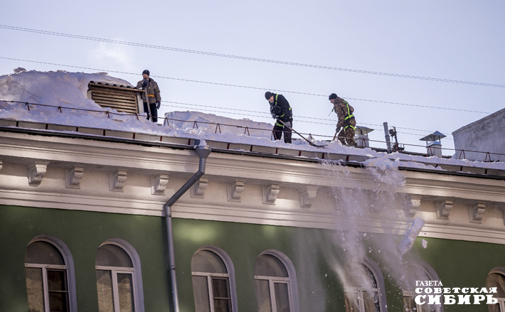 Куда жаловаться, если коммунальщики не справляются со своими обязанностями? Напомним: министерство ЖКХ и энергетики региона ранее сообщало о специально созданном сервисе «Госуслуги. Дом», куда можно отправлять фотографии нарушений и жалобы на бездействие УК. Если речь идет о муниципальных территориях, то обращение можно отправить через сервис «Госуслуги. Решаем вместе». Фото: Андрей Заржецкий