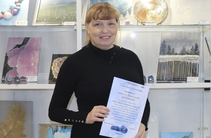 Центральная библиотека приглашает всех желающих увидеть работы Натальи Шадриной. Тематика полотен самая разнообразная – от фантастических цветов до заснеженного леса. Фото: предоставлено центральной библиотекой города Куйбышева