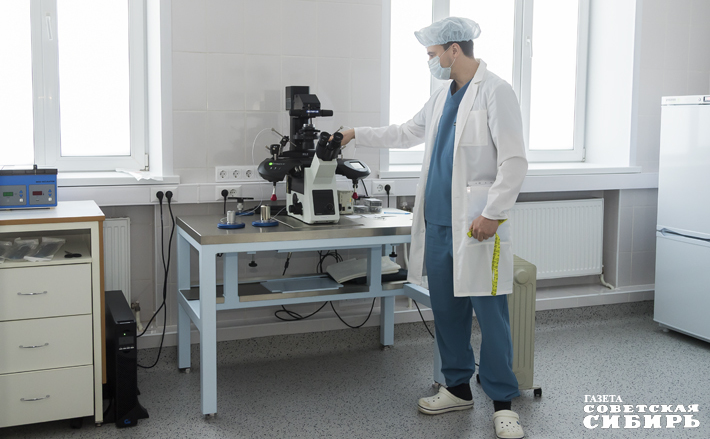 В прошлом году в центре охраны здоровья семьи и репродукции был увеличен штат врачей, приобретено новое оборудование, в том числе второй сосуд Дьюара для хранения биоматериалов, еще один цифровой микроскоп, а также современное оборудование для предимплантационного генетического тестирования эмбрионов, стало больше коек в дневном стационаре. Фото: Андрей Заржецкий.