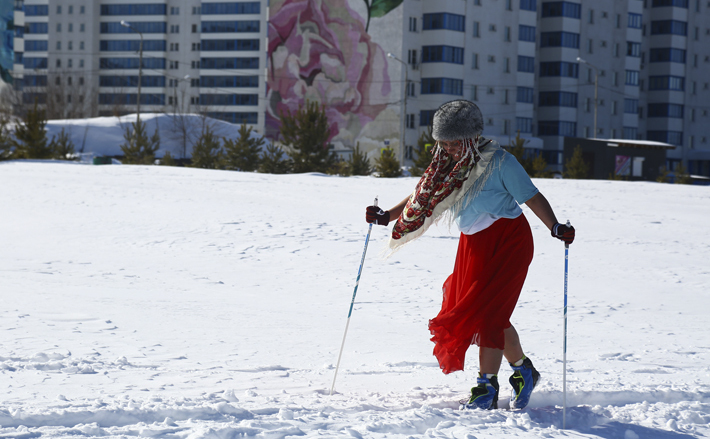 Смельчаки в одних купальниках на скорость преодолевали сложную дистанцию: сначала лыжный круг по озеру, затем бег и ледяной финиш в проруби. Фото: Алина Кухмарь