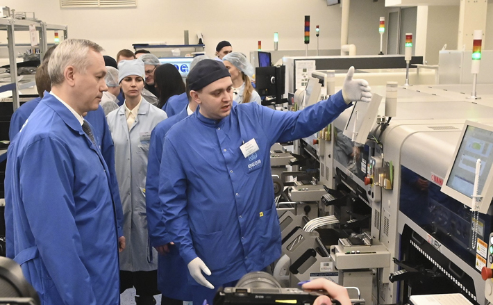 На предприятии также производят разного вида датчики, например, для сбора информации о состоянии почвы. Фото: пресс-служба правительства Новосибирской области