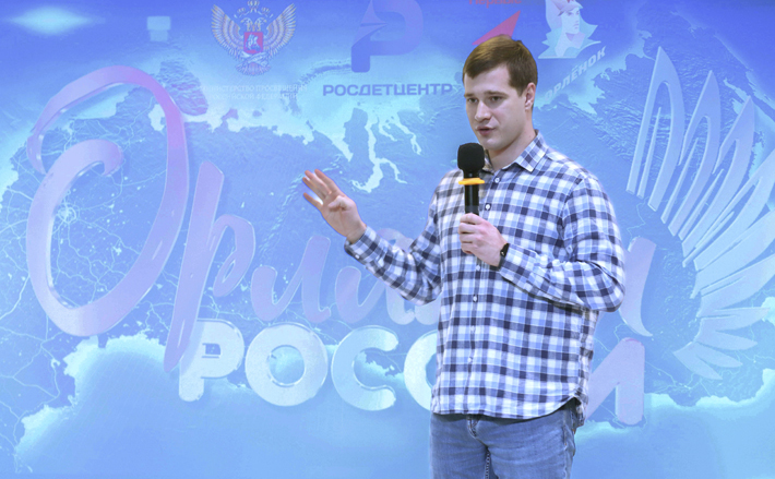 Депутат Илья Якуткин пожелал ребятам быть смелыми, дружными и вырасти настоящими «орлами».  Фото: Вячеслав Ведерников