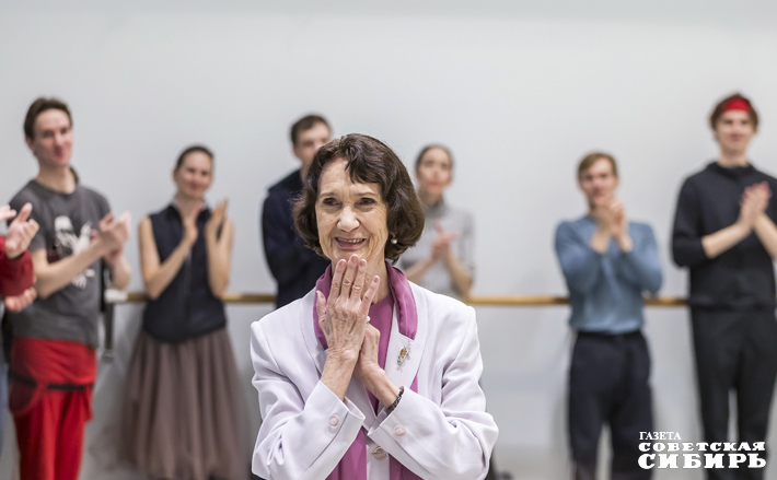 «У нас всю жизнь учеба, каждая репетиция — это новые нюансы. Сегодня одно, завтра другое, и каждый день я своим ученикам придумываю что-то новенькое. Раньше видео не было, интернета не было. Мне труднее было учиться», — говорит Нина Фуралева. Фото: Андрей Заржецкий