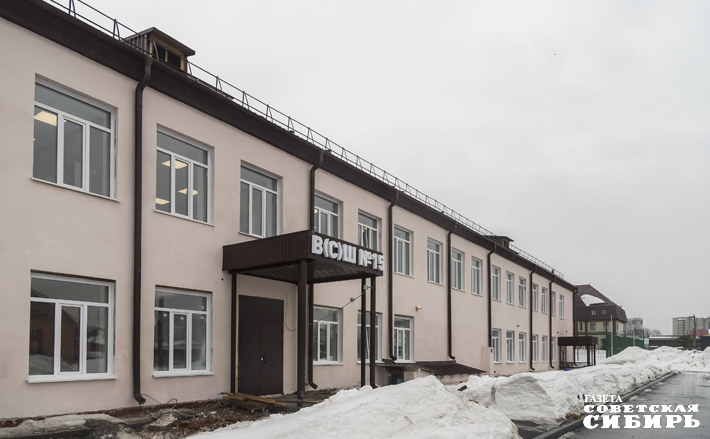 В здании уже установлена новая мебель, интерактивные доски. Что касается цветового решения каждого класса — по словам директора, решение принимали совместно с подрядчиком. Фото: Андрей Заржецкий